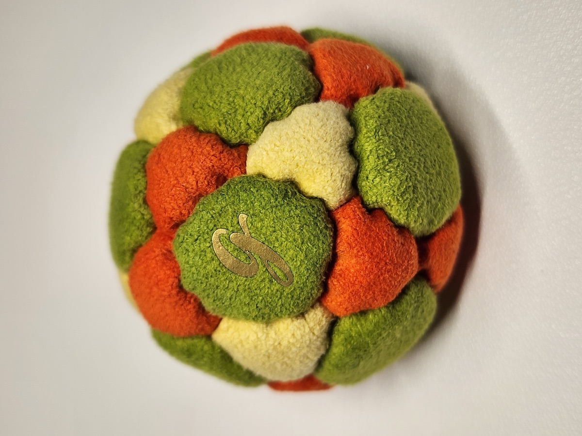 32-Panel Footbag by G (#70) — Stitched by freestyle player G. A 32-panel pro freestyle bag made from a mix of Ultrasuede LX and Lamous — combining the classic LX feel with Lamous's smooth consistency. 32 panels, 1.9 inch, 65g.