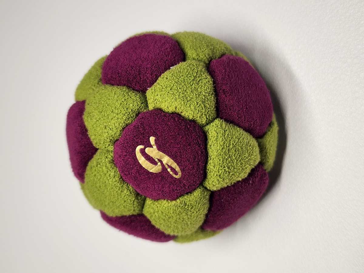 32-Panel Footbag by G (#71) — Stitched by freestyle player G. A 32-panel pro freestyle bag made from a mix of Ultrasuede LX and Lamous — combining the classic LX feel with Lamous's smooth consistency. 32 panels, 1.9 inch, 65g.